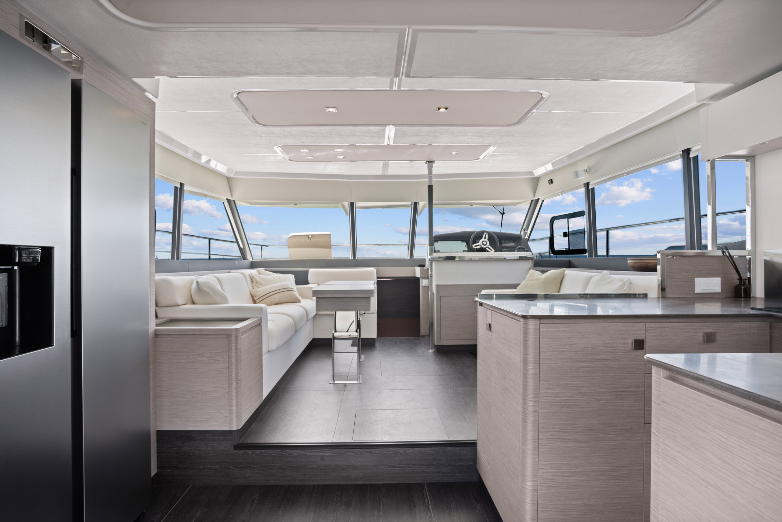 Fountaine Pajot MY6 — exterior