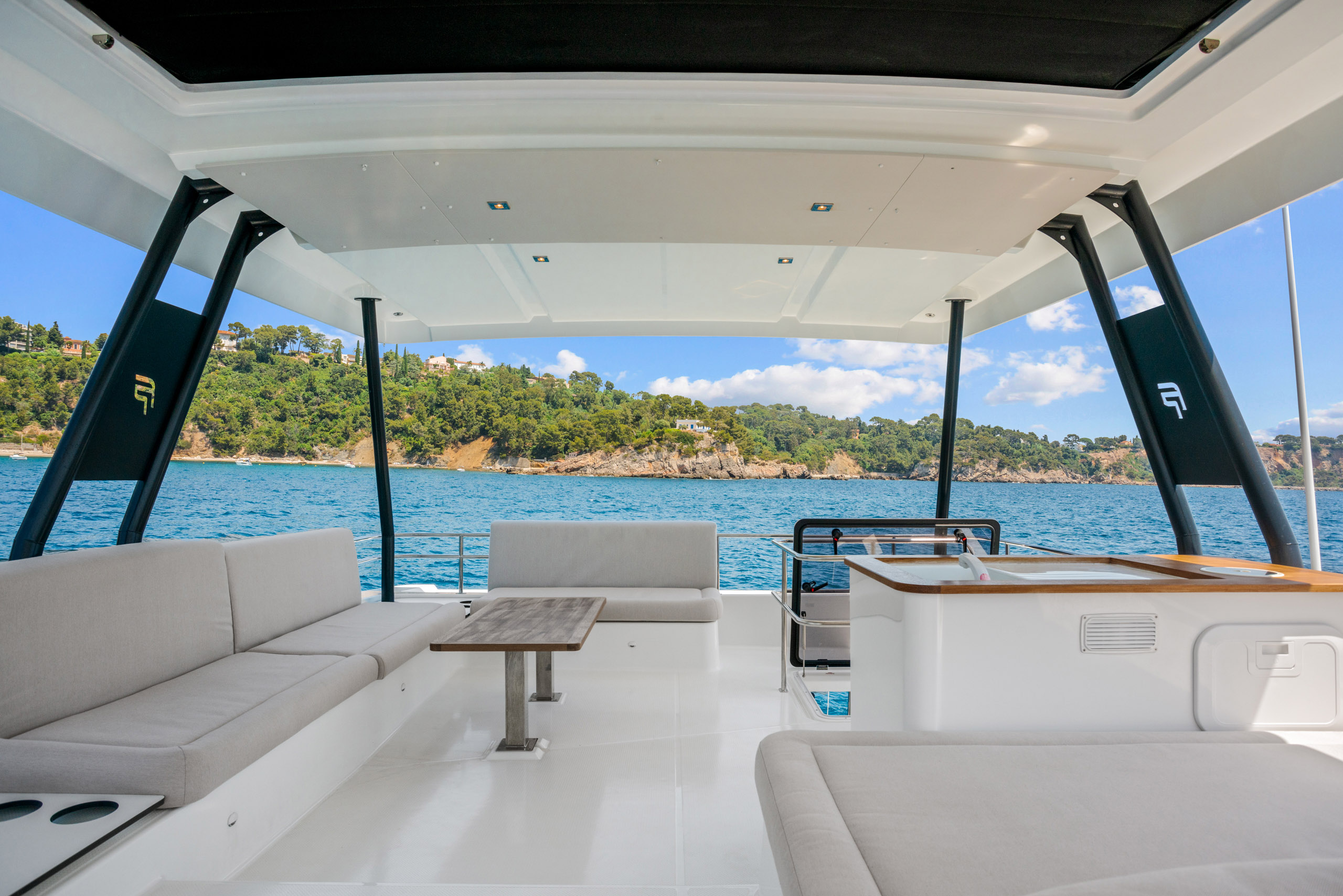Fountaine Pajot MY6 — exterior