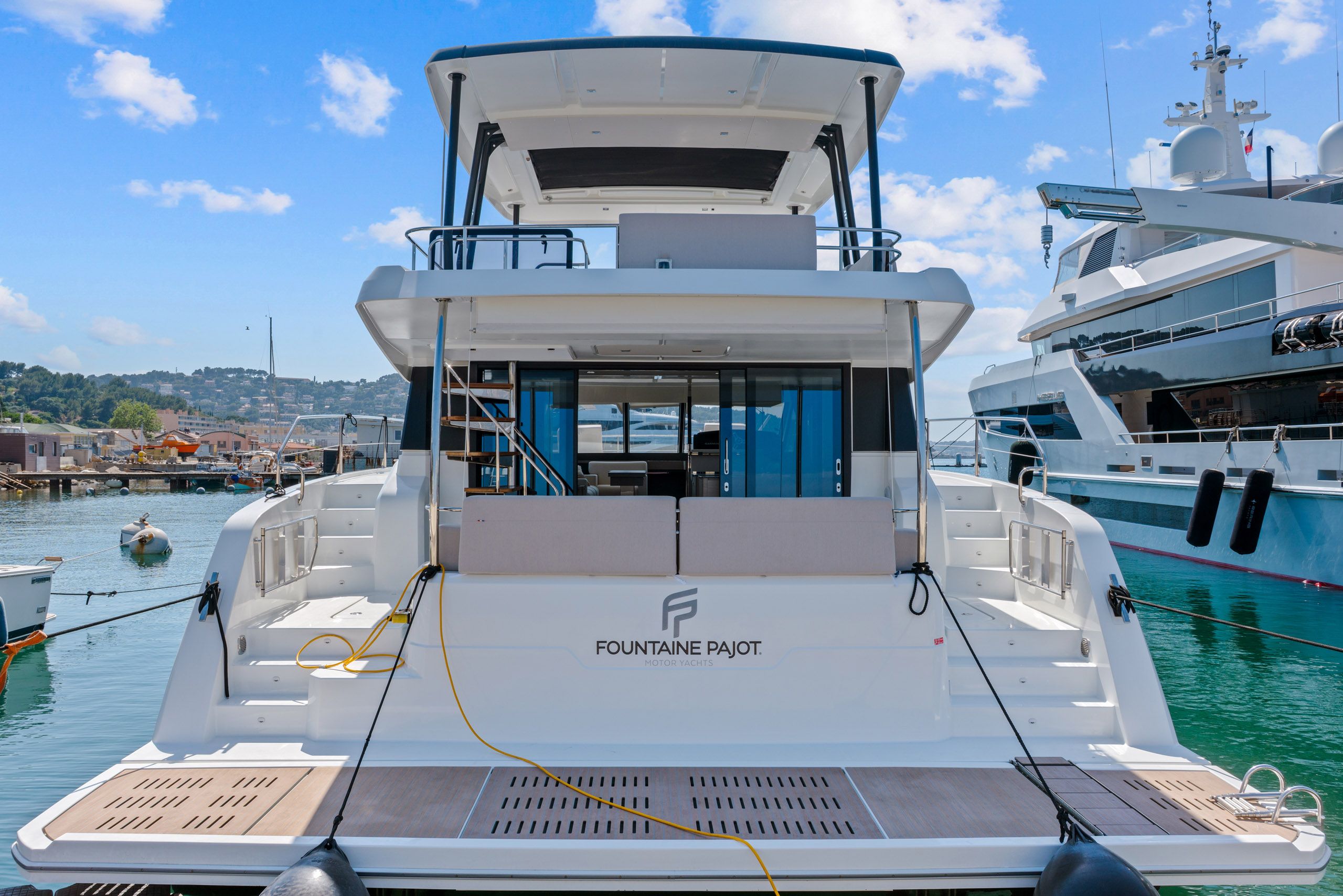 Fountaine Pajot MY6 — exterior